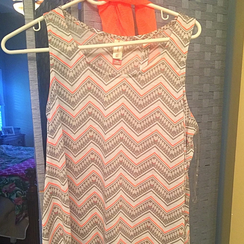 Adorable tank with infinity 🧣 scarf....NWOT